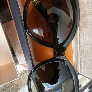 Elegant Black Sunglasses